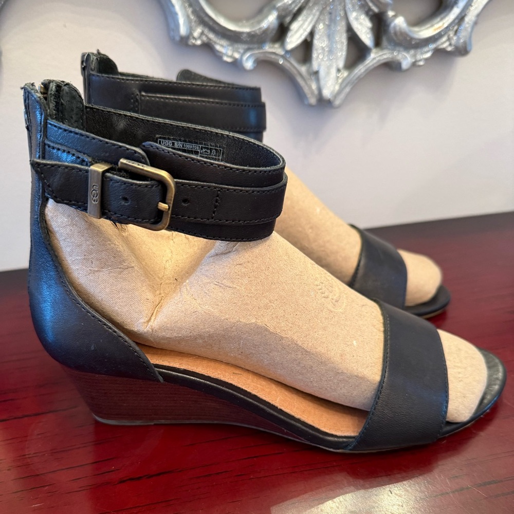 UGG Blk Leather Ankle Strap Wedge Sandal. Wide front strap Adjustable anklestrap